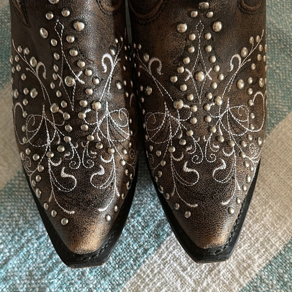 Elegant Brown Ankle Boots with Intricate Embroidery